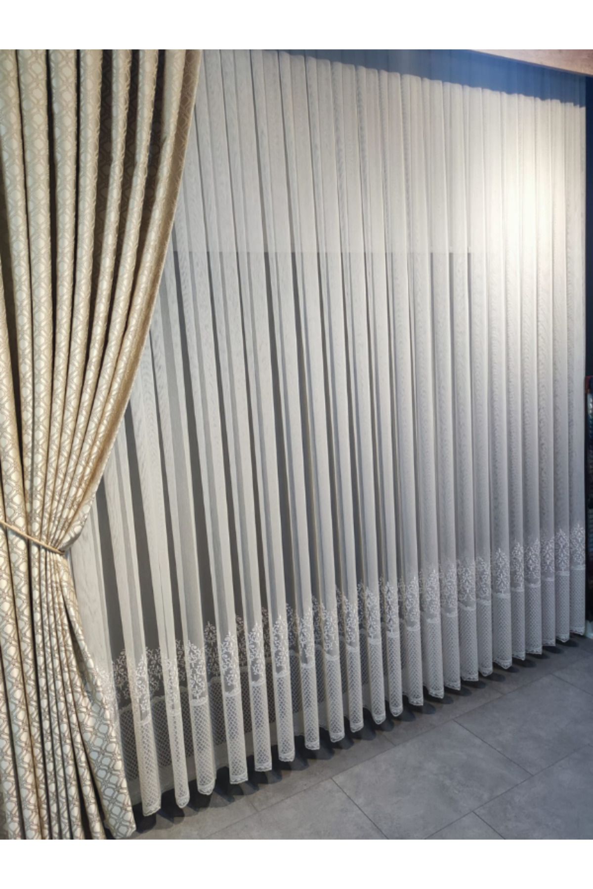 AĞIR ETEK İŞLEMELİ TÜL PERDE